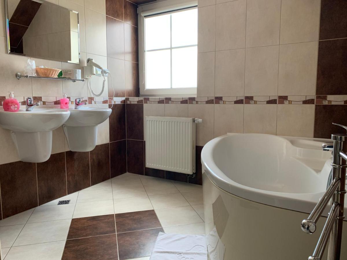 טרנובז'ג Hotel Kameleon מראה חיצוני תמונה